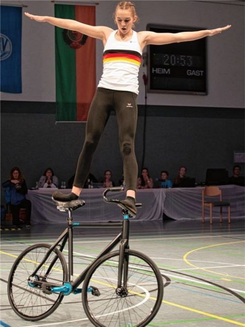 Junior-Masters-Gesamtsiegerin Jana Pfann von der Soli Bruckmühl beim Sattellenkerstand rückwärts, eine schwer kontrollierbare Übung, die Mut und Selbstvertrauen erfordert.Foto Dandl