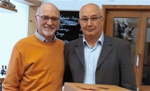 Karl-Heinz Winski (links) wird von Hans Reile für sein Engagement geehrt. Foto Niessen