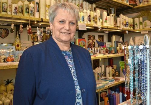 Kerzen, Devotionalien, Rosenkränze: Ein höchst katholisches Arbeitsumfeld hat Cornelia Meyl im Andenkenladen an der Basilika in Tuntenhausen. Foto Wimösterer