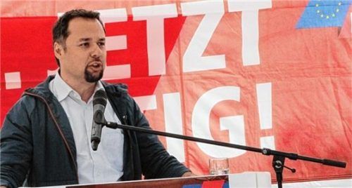 Klare Worte: Mustafa Öz, Landesbezirksleiter der Gewerkschaft Nahrung-Genuss-Gaststätten, bei der Maikundgebung auf der Münchener Straße in Rosenheim. Foto Reisner