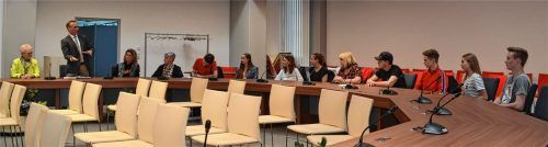 Klimaschutz beginnt im Kleinen – Bürgermeister Robert Pötzsch hörte sich auf der „Klimakonferenz“ des Jugendparlaments Anliegen und Vorschläge der Jugendlichen zum Thema Klimaschutz an.Foto Perzlmeier