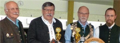 Königsproklamation der Schützengesellschaft Vorderkaiser (von links): Schützenmeister Franz Siller, Vizekönig Georg Fellner, Schützenkönig Mario Sivori, Zweiter Schützenmeister Andreas Richter.Foto re