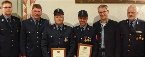 Kommandant Florian Burghardt und Vorsitzender Thomas Kuchler (von links) mit den Geehrten Georg Kaffl und Martin Gasteiger. Bürgermeister Matthias Jokisch (Zweiter von rechts) und Kreisbrandinspektor Johann Huber gratulierten den Feuerwehrmännern..Foto re