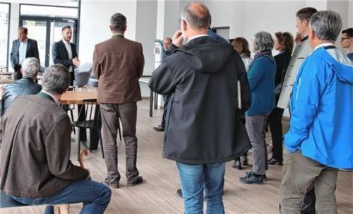 Kreistag auf Info-Tour: Die Kreisräte ließen sich im digitalen Gründerzentrum informieren.Foto  re