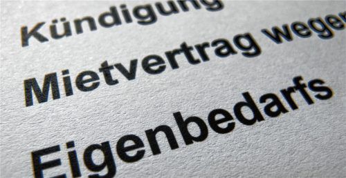„Kündigung Mietvertrag wegen Eigenbedarfs“ steht auf einem Ausdruck. Viele Mieter fürchten sich davor, ein solches Schreiben in ihrem Briefkasten vorzufinden. Vor allem in Gegenden mit hohen Mietpreisen und geringem Angebot an Wohnungen, die einen Umzug erschweren. Foto dpa