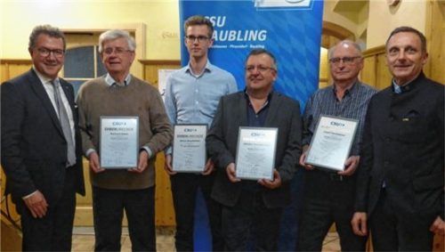 Landtagsabgeordneter Klaus Stöttner (ganz links) und Bürgermeister Kalsperger (rechts) ehren die Mitglieder Reinhold Babel (40 Jahre), Marinus Wiesböck (zehn Jahre), Günther Kammermeier (40 Jahre) und Josef Fischbacher (40 Jahre, von links).Foto Ruprecht