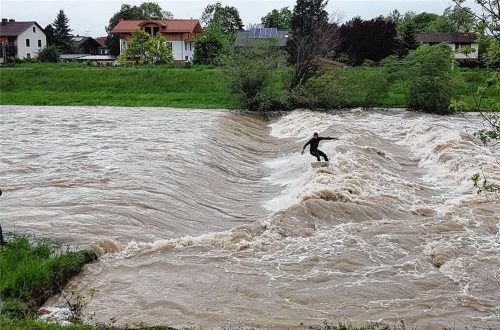 Lebensgefährlicher Ritt über die Todeswalzen: Über diesen Surfer ärgerten sich viele Retter in der Region. Foto  FFW Bruckmühl