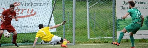Leonardo Karaula vom SB Rosenheim II traf kurz vor Spielende zum 3:1-Endstand gegen Oberbergkirchen. Foto  Ruprecht
