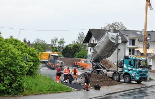 Letzte Arbeiten finden derzeit am Parkplatz der neuen Zughaltestelle in Feldolling statt. Foto Merk