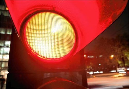 Licht im Dunkel: Kritiker sagen, wenn die Ampeln nachts leuchten, passieren an Kreuzungen weniger Unfälle.Foto dpa