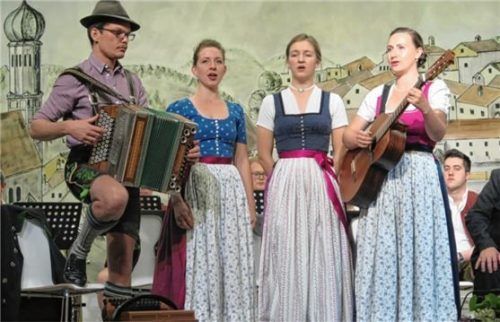 Lieder zum Frühjahr und von der Liab, aber auch Wildschützgsangl, ein Hausiererlied und Schiffer-Gstanzln erklangen beim zweiten Kraiburger Frühjahrssingen. Foto  re