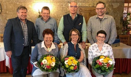Lobende Worte und Blumensträuße: Obermeister Wolfgang Sattelberger mit Franz Summerer, Martin Berndl und Michael Deinhart (stehend) sowie Christa Summerer, Renate Berndl und Petra Deinhart (von links). Foto re