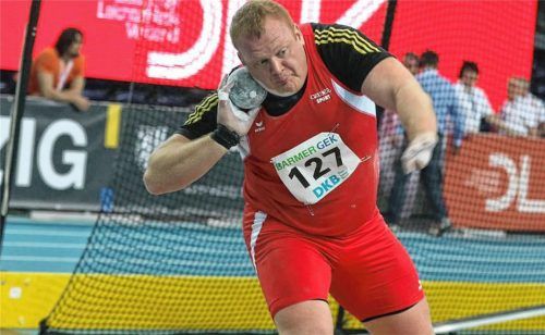 Lokalmatador Robert Dippl greift mit seinem 7,25 kg schweren Wurfgerät in den Kugelstoßwettkampf ein.Fotos TSV