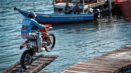 Manuel Lettenbichler beim Prolog 2 „City Race“ auf den Schwimmpontons im Hafen. Fotos  FUTUE7MEDIA