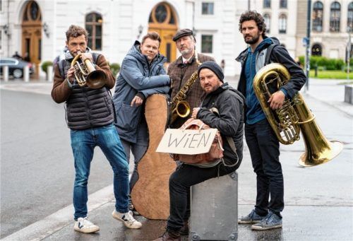Manuel Winbeck (links), der aus Egglkofen stammt, hat mit zwei seiner Bandkollegen von Monobo Son, Severin Rauch (sitzend) und Korbinian Waller (rechts) den Eurovision Song Contest für die OVB-Heimatzeitungen verfolgt. Foto Monobo Son