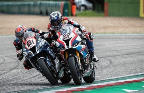 Markus Reiterberger (rechts/hier mit Kawasaki-Pilot Jordi Torres aus Spanien) holte sich beim Lauf der Superbike-WM in Imola mit seiner BMW S 1000 RR den nächsten Top-Ten-Platz. Foto  BMW Motorrad WorldSBK Team