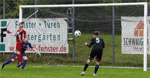 Marlene Eham (rechts) verpasste die beste Bad Aiblinger Gelegenheit in der ersten Halbzeit.Foto Habermann