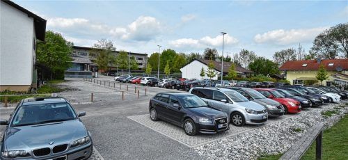 Mehr Platz: Marc O‘Polo will erweitern. Dazu wird das weiße Gebäude am linken Bildrand abgerissen, das gesamte Grundstück, das von dem kleinen Holzzaun umgeben ist, wird vollgebaut.Foto schlecker