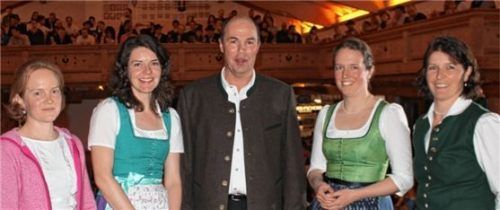 Mehr Schlagkraft im Vorstand: Vorsitzender Martin Weber mit den neu gewählten Bäuerinnen-Vertreterinnen Marianne Heiß, Monika Stadler, Bettina Hanfstingl und Maria Ettstaller (von links).