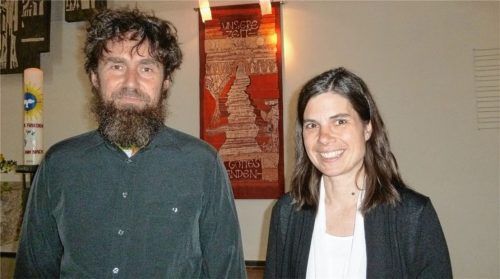 Michael und Judith Krauß teilen sich seit 1.Mai eine Pfarrerstelle in Brannenburg. Jetzt war Gottesdienst zur Amtseinführung. Foto Stuffer-Chunphetch