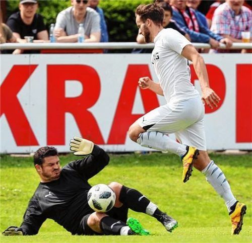 „Mission Klassenerhalt“ erfüllt: Der spielende Torwarttrainer Hans Rottmüller (links, gegen Erlbachs Timm Schwedes) und Trainer Walter Werner.Fotos Butzhammer
