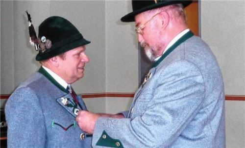 Mit dem goldenen Gauehrenzeichen gewürdigt: Vorsitzender Sepp Brem senior (links) und Gauvorsitzender des Inngau Trachtenverbandes, Schorsch Schinnagl.