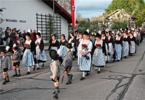 Mit einem Festzug durch Halfing feierte der Trachtenverein „Almenrausch Halfing“ sein 110-jähriges Bestehen, begleitet von allen Trachtenvereinen des Gebiets Simssee und den Ortsvereinen aus Halfing. Foto Stettner
