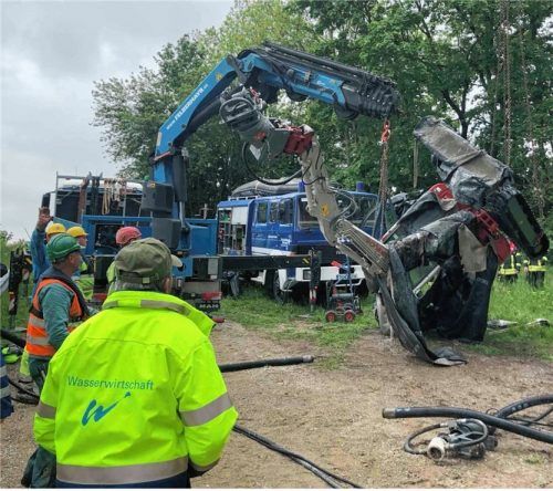 Mit einem Schwerlastkran wurde der versunkene Bagger aus dem Innkanal gezogen. Am Mittwochabend hatten Taucher noch versucht, den Bagger in einer Tiefe von fünf Metern zu fixieren und zu bergen. Die Aktion musste allerdings abgebrochen werden. Ein erneuter Versuch am Donnerstagmorgen klappte. Fotos  fib/eß