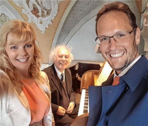 Mit Katharina Wittmann (Sopran und Gitarre) musizierte der singende Akkordeonist Tobias Gründl, beide begleitet von Josef Überacker an der Orgel.Foto  Überacker