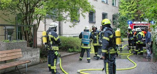 Mit schwerem Atemschutz rückten sechs Feuerwehren am Donnerstagabend zum Schloss Malseneck aus. Dort ist ein Wohnheim für bis zu 58 Menschen mit Behinderungen untergebracht. Der Rauch, der sich wegen eines erhitzten Motors im Maschinenraum des Aufzugs gebildet hatte, hatte sich schnell verzogen.Foto  Fib/eß