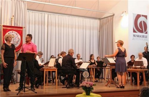 Mit „Something stupid“ begeisterten (links) Lisa Obermair und Robert Schmid das Publikum.Foto re