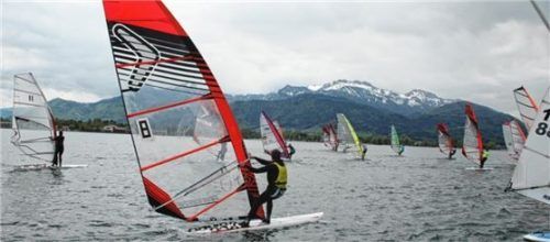 Mit unangenehmen Bedingungen mussten sich die Surfer am Chiemsee auseinandersetzen.