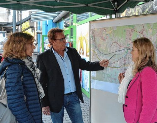 Mithilfe eines gut ausgebauten Radwegenetzes soll es den Kolbermoorern leichter gemacht werden, vom Auto aufs Rad umzusatteln. Gestern wurde dafür extra ein Stand am Herto Park aufgebaut (von links): Bürgerin, Zweiter Bürgermeister Dieter Kannengießer und Dr. Lydia Hufmann-Bisping vom „Institut für innovative Städte“. Foto Weinzierl