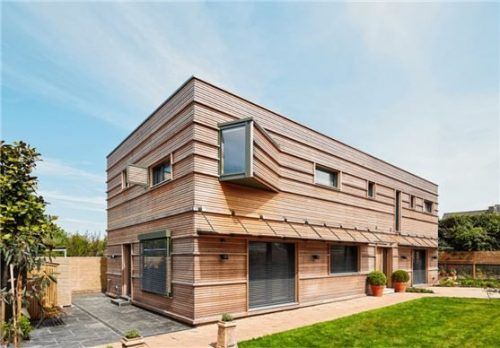 Moderne Architektur, altbewährter Baustoff: Die Fassade dieses Hauses ist mit naturbelassenem Holz verschalt. Foto Baufritz/BHW Bausparkasse