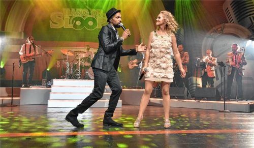 Musikalische Reiseleiter: Patrick Lawson und Sofia Andersson feierten die großen Hits der 1960er mit dem Rosenheimer Publikum.Foto Schlecker