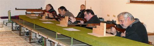 Nach Abschluss der Renovierung ist der Kleinkaliber-Stand der Kraiburger Feuerschützen wieder in Betrieb. Sepp Seidl (von rechts), Robert Goblirsch, Schützenmeister Richard Wimmer und Sportleiter Günther Gaida beim ersten Schießen; hinten Schießaufsicht Gerhard Preintner.Foto  Bachmaier