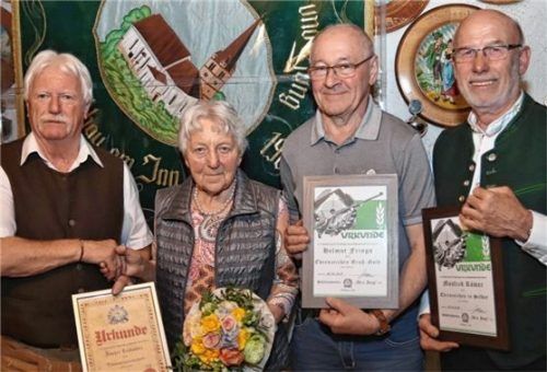 Nach den Ehrungen: Schützenmeister Gustav Lehrich (von links), Sophie Geidobler, Helmut Frings und Zweiter Bürgermeister Manfred Römer.Foto  höpfinger