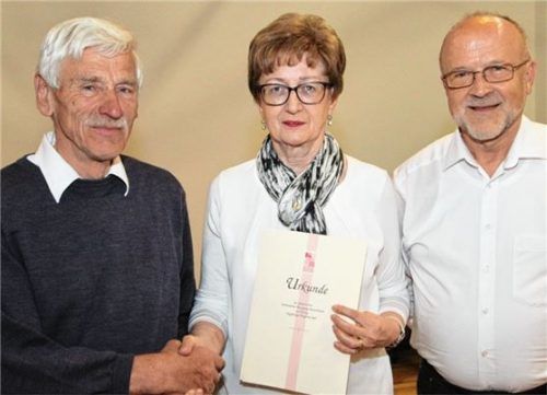 Nach den Ehrungen: Vorsitzender Erich Gottwald (links), Elisabeth Garner und Pater Bernhard Stiegler.Foto Höfpinger
