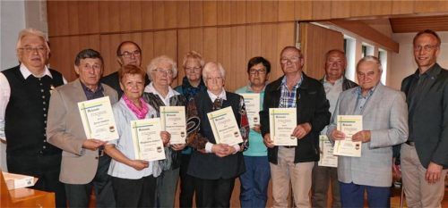 Nach den Ehrungen: Vorsitzender Georg Ledig (links) ehrte mit Bürgermeister Robert Pötzsch (rechts) zahlreiche Mitglieder, die 35 Jahre den Banater Schwaben die Treue halten. Dritte Bürgermeisterin Inge Schnabl (Sechste von links) gratulierte ebenfalls. Foto  Bachmaier