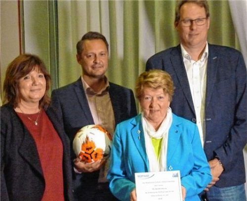 Nach Renate Otterbach (Zweite von rechts), die vor zwei Jahren mit der Silbernen Raute des bayerischen Fußballverbandes geehrt wurde, hat die „Raute“ jetzt der Gesamtverein erhalten. Carmen-Jutta Gardill überbrachte die Auszeichnung. VfL-Vorsitzender Kai Röpke (rechts) und Sportreferent Andreas Marksteiner freuten sich darüber. Foto  Fischer
