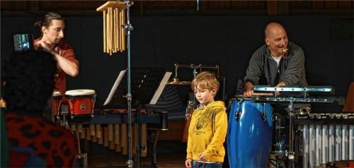 Nachtstücke für Kinder am helllichten Tag: Julian Rothenaicher, Clemens und Anno Kesting (von links) trommelten auf allerlei Dingen im Amvieh-Theater.Foto sn