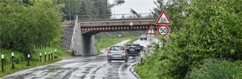Nadelöhr: Die Eisenbahnüberführung bleibt, wie sie ist. Der Ausbau zu einer lichten Höhe von 4,50 Meter ist vom Tisch.Foto Schlecker