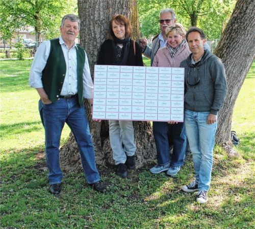 Namenstafeln an die Stadt übergeben (von links): Vorsitzender Kurt Möser, Vize-Vorsitzende Heidi Mahr, Beisitzer Sebastian Mauerkirchner, Renate Mauerkirchner (Schriftführerin) und Jürgen Halder von der Stadt am Karl-Daniels-Platz. Foto weinzierl
