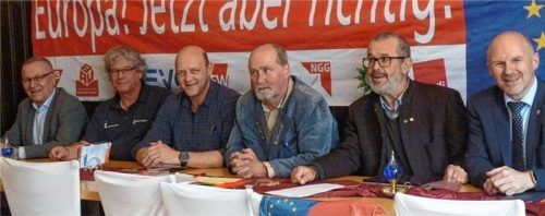 Nationale Sonderwege wären für Arbeitsplätze und Einkommen in der Region „eine Katastrophe“. Darin sind sich die Gewerkschafter und Betriebsräte einig (von links): Kurt Dobrauer (DB Cargo), Bernd Wegmann (Haldenwanger), Martin Sterz (Schörghuber), Boris Hillmann (Gewerkschaft Erziehung und Wissenschaft), Richard Fischer (DGB-Kreisvorsitzender) und Günter Zellner (DGB Regionsgeschäftsführer).Foto  Fischer