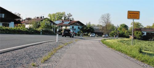 Nicht mehr mittendurch, sondern außen herum: eine Umgehung würde östlich an Deutelhausen vorbeiführen.Foto Heinz