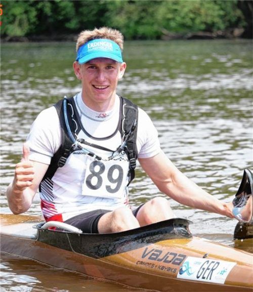Nico Paufler vom Kajakklub Rosenheim freut sich über den deutschen Marathon-Meistertitel.