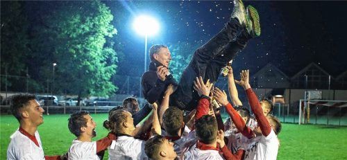 Wasserburgs Spieler feiern ihren Trainer Leo Haas nach dem Aufstieg in die Bayernliga.Foto Butzhammer