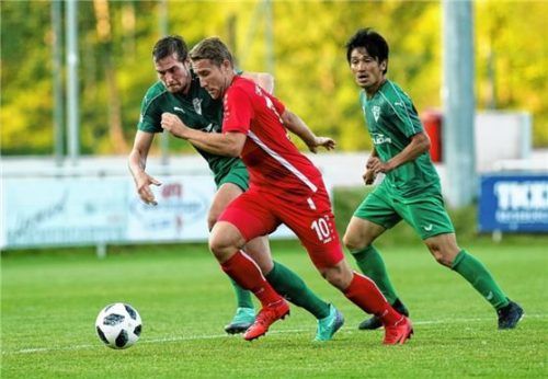 Noch einmal 90 Minuten Gas geben: Traunsteins Maxi Probst (Mitte) und die beiden Rosenheimer Simon Baumgartner (links) und Naoto Ishii.Foto Weitz