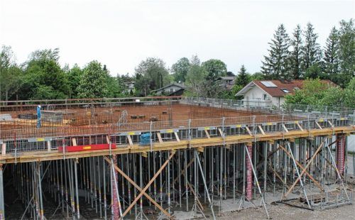 Noch keine Spur von Innenausbau. Die Planer beschäftigen sich aber schon damit, wie das neue Großkarolinenfelder Rathaus innen gestaltet werden soll.Foto Heinz