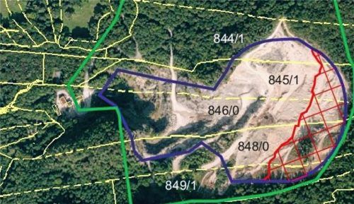Noch weiter bergauf: In einem Auszug aus den Antragsunterlagen sind die geplanten Grenzen zu erkennen. Die blaue Linie zeigt den Abbaubereich mit insgesamt 9,47 Hektar, die grüne Linie den Untersuchungsraum und die rote Linie den Erweiterungsbereich mit rund zwei Hektar. Steffenhagen